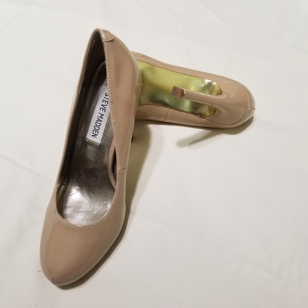 Nude pumps